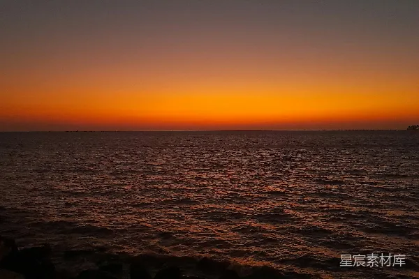 高清摄影 晴天里太阳正沉落在海面上。