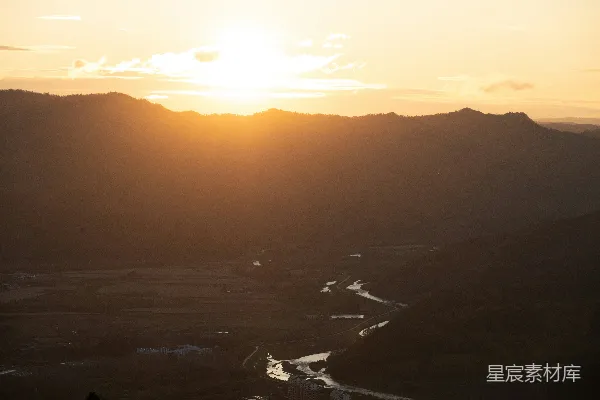 高清摄影 夕阳西下在一座山间的山谷中