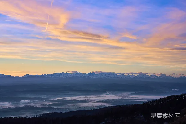 高清摄影 山峦之间云雾缭绕的一景