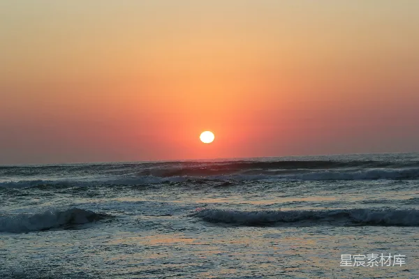 高清摄影 海滩上日落时的海浪