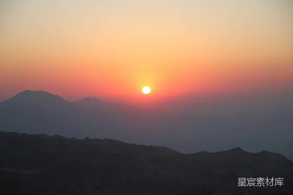 高清摄影 夕阳照耀着山峦