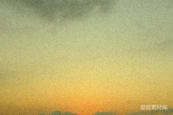 高清摄影 一天中的夕阳正在海边的云层中落下。