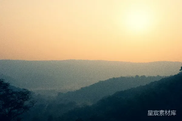 高清摄影 远处的山峦在夕阳的映照下逐渐隐没。