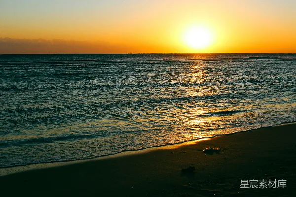 高清摄影 海滩上的太阳正在落下海平线。