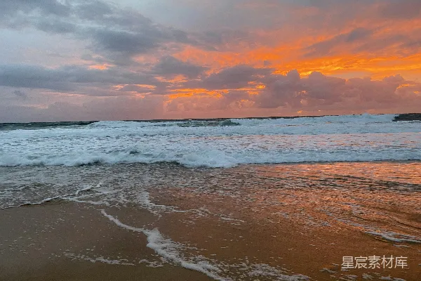 高清摄影 夕阳下海浪拍打在岸边