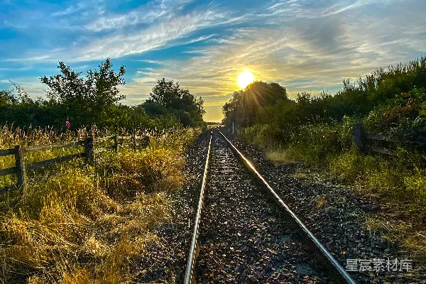 高清摄影 背景中有夕阳的铁路轨道