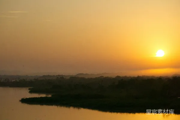 高清摄影 夕阳落下在一片水域之上