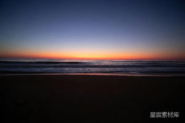 高清摄影 海滩上的太阳正在落下海平线。