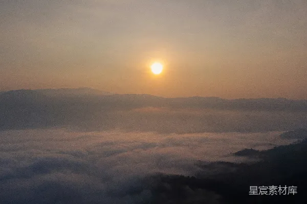 高清摄影 天空中的云层正被夕阳染红