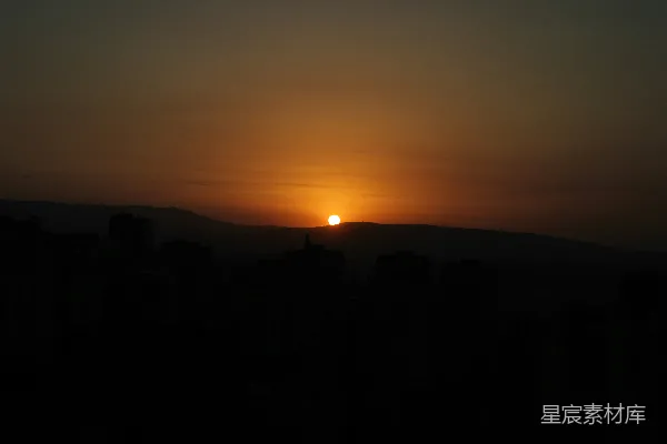 高清摄影 夕阳映照在一座高楼林立的城市上
