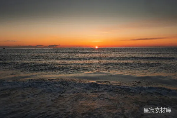 高清摄影 夕阳西下，海浪涌动。