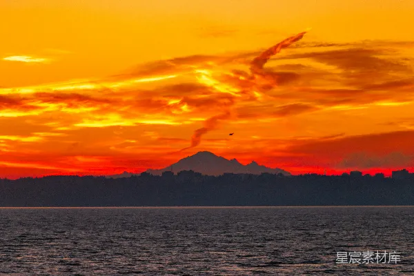 高清摄影 湖畔远处有一座山，夕阳美景。
