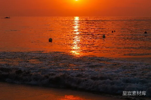 高清摄影 海滩上的太阳正在落下海面。