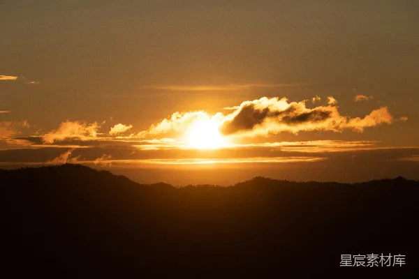 高清摄影 山峦之上夕阳西下