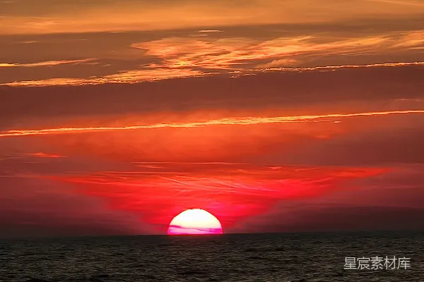高清摄影 阴天里太阳正在海面上落下。