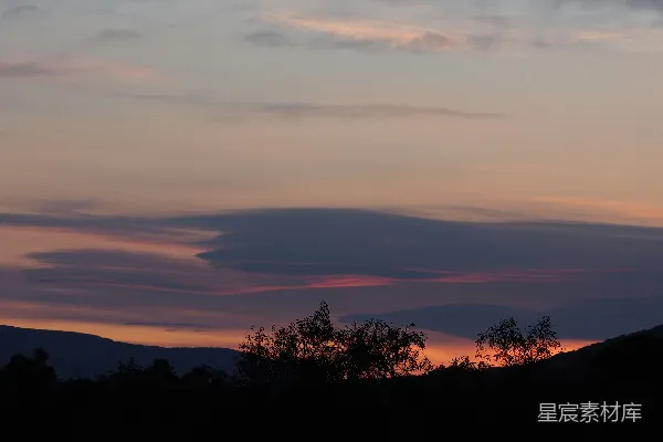 高清摄影 夕阳下山间树影的轮廓