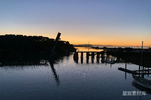 高清摄影 夕阳下船的轮廓映在水面上
