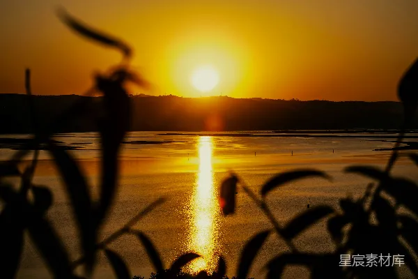 高清摄影 夕阳西下，落在一片水域之上。