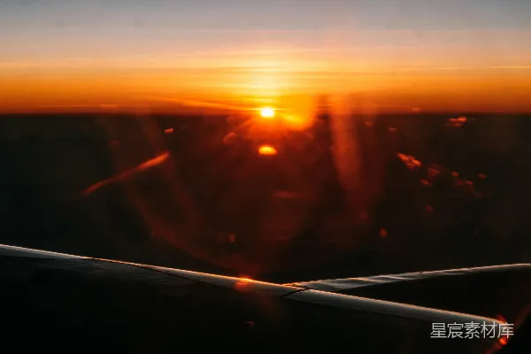高清摄影 飞机上看去，太阳正从地平线落下。