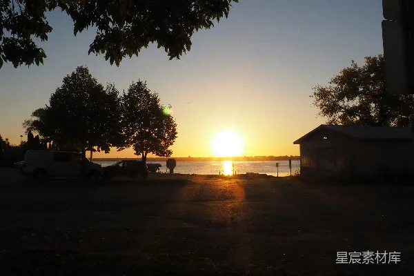 高清摄影 夕阳映照在水面上创造了一个美丽的暖色调场景。