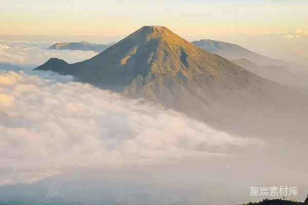 高清摄影 一个男人站在一片浓绿山坡的顶部