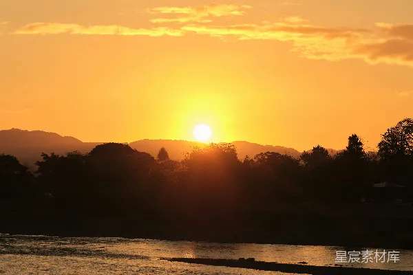 高清摄影 夕阳映照在一片水体之上