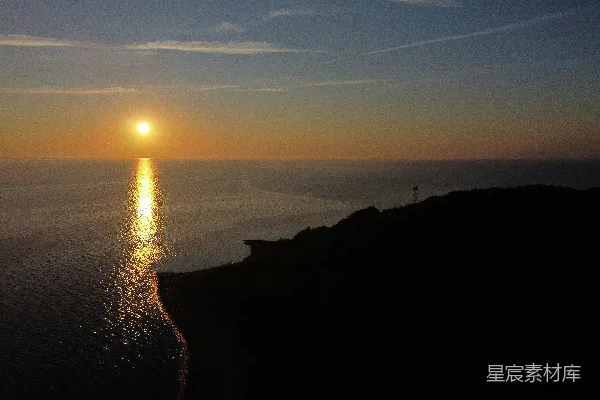 高清摄影 一片夕阳映照在水面之上