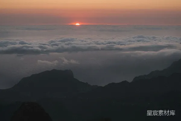 高清摄影 山峦在薄雾中拍摄的风景照片