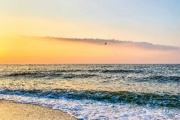 高清摄影 夕阳下海浪拍打在岸边
