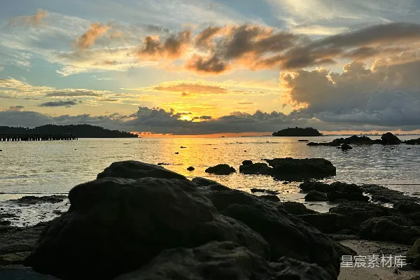 高清摄影 夕阳西下，映照着海洋和岩石。