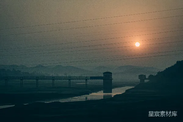 高清摄影 夕阳落下在一片水域之上