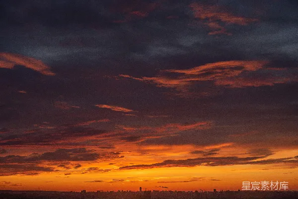 高清摄影 夕阳下蓝色和橙色的阴天天空