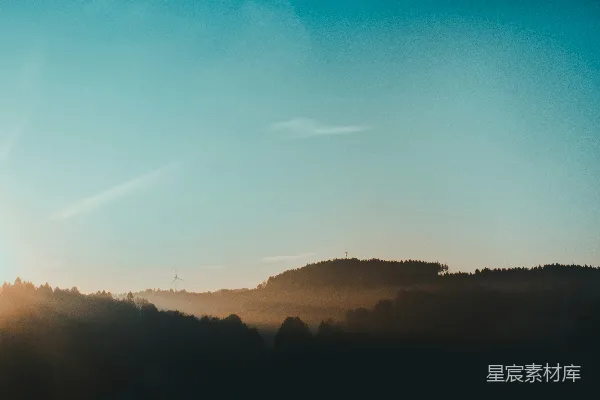 高清摄影 山顶上的风车在日出时分