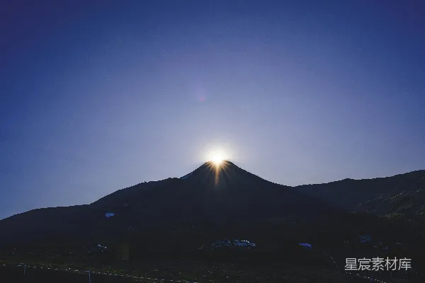 高清摄影 阳光明媚地照耀在山顶上。