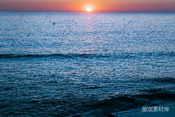 高清摄影 夕阳西下，海平面上有一座码头在前景。