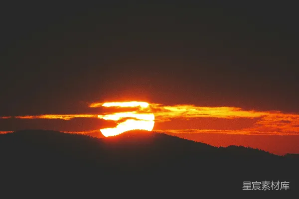 高清摄影 山峦之上，夕阳西下
