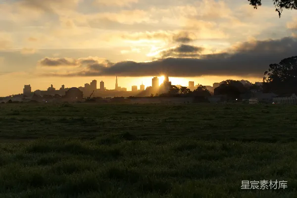 高清摄影 夕阳西下，城市天际线显露出来。