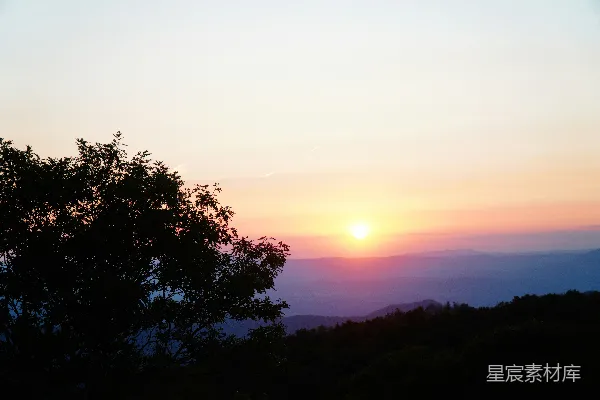 高清摄影 山树之间夕阳西下