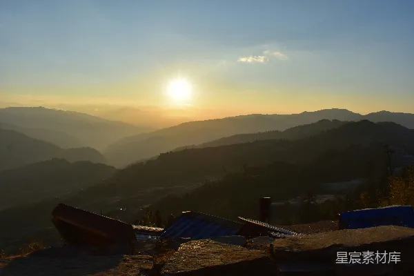 高清摄影 山峦之上，夕阳西下