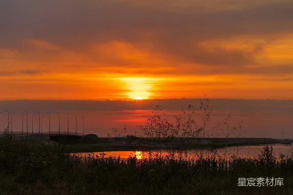 高清摄影 夕阳映照在一片水域之上