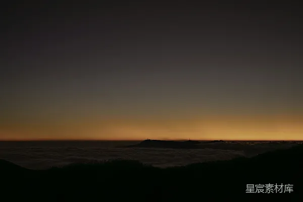 高清摄影 夕阳西下，落日余晖洒满海面。
