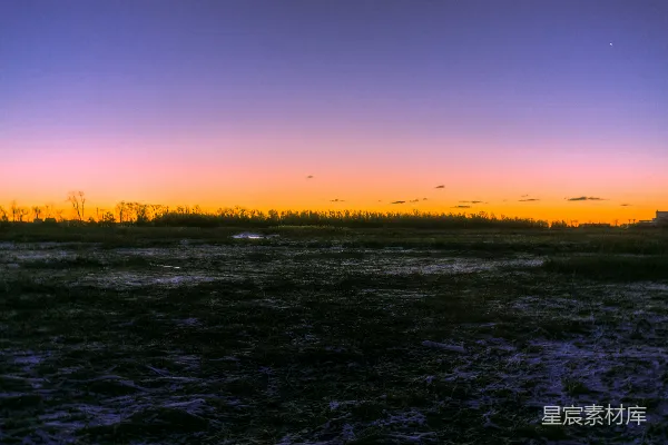 高清摄影 夕阳洒落在一片草地上