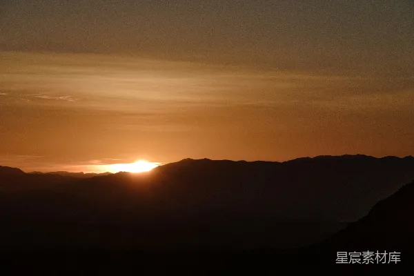 高清摄影 夕阳下的山影