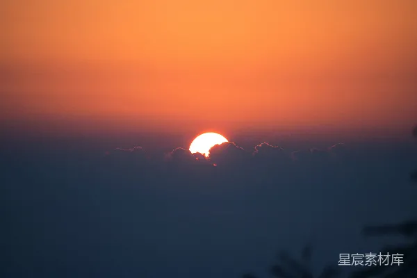 高清摄影 天空中的云彩在夕阳的映衬下慢慢收敛光芒。