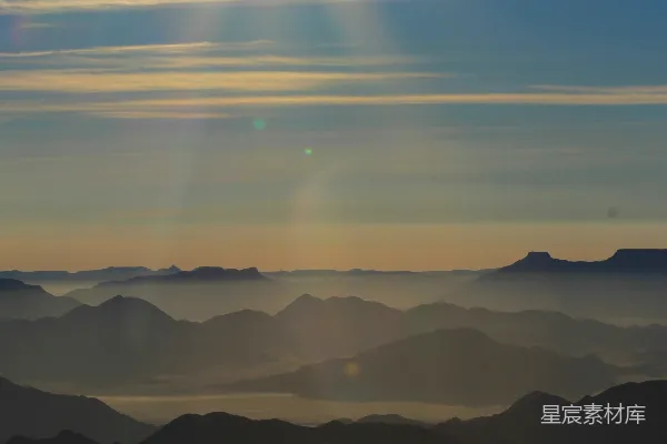 高清摄影 夕阳下的山影