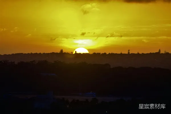 高清摄影 夕阳西下，城市边缘。