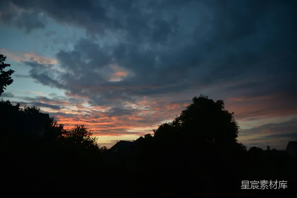 高清摄影 夕阳落在一些树后