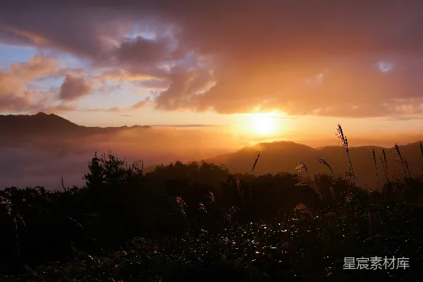 高清摄影 山峦之上，夕阳西下