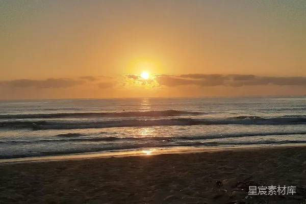 高清摄影 海滩上的太阳正在落下海面。