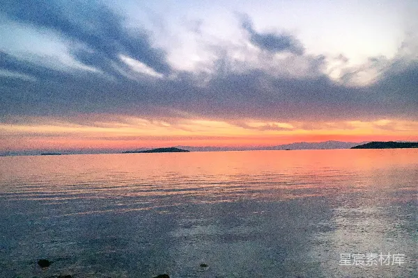 高清摄影 一条岩石嶙峋的海滩，夕阳西下
